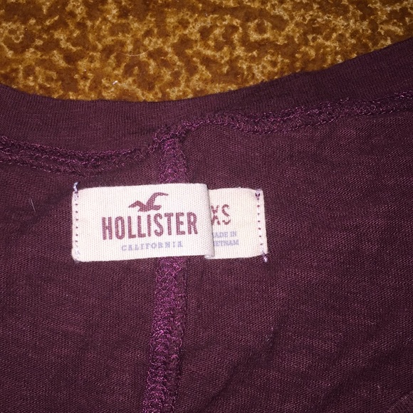 Hollister women’s maroon v-neck shirt! - Picture 3 of 3